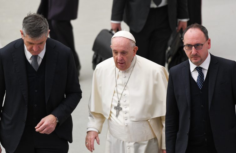 em lisboa, com o mordomo e assistente pessoal do papa