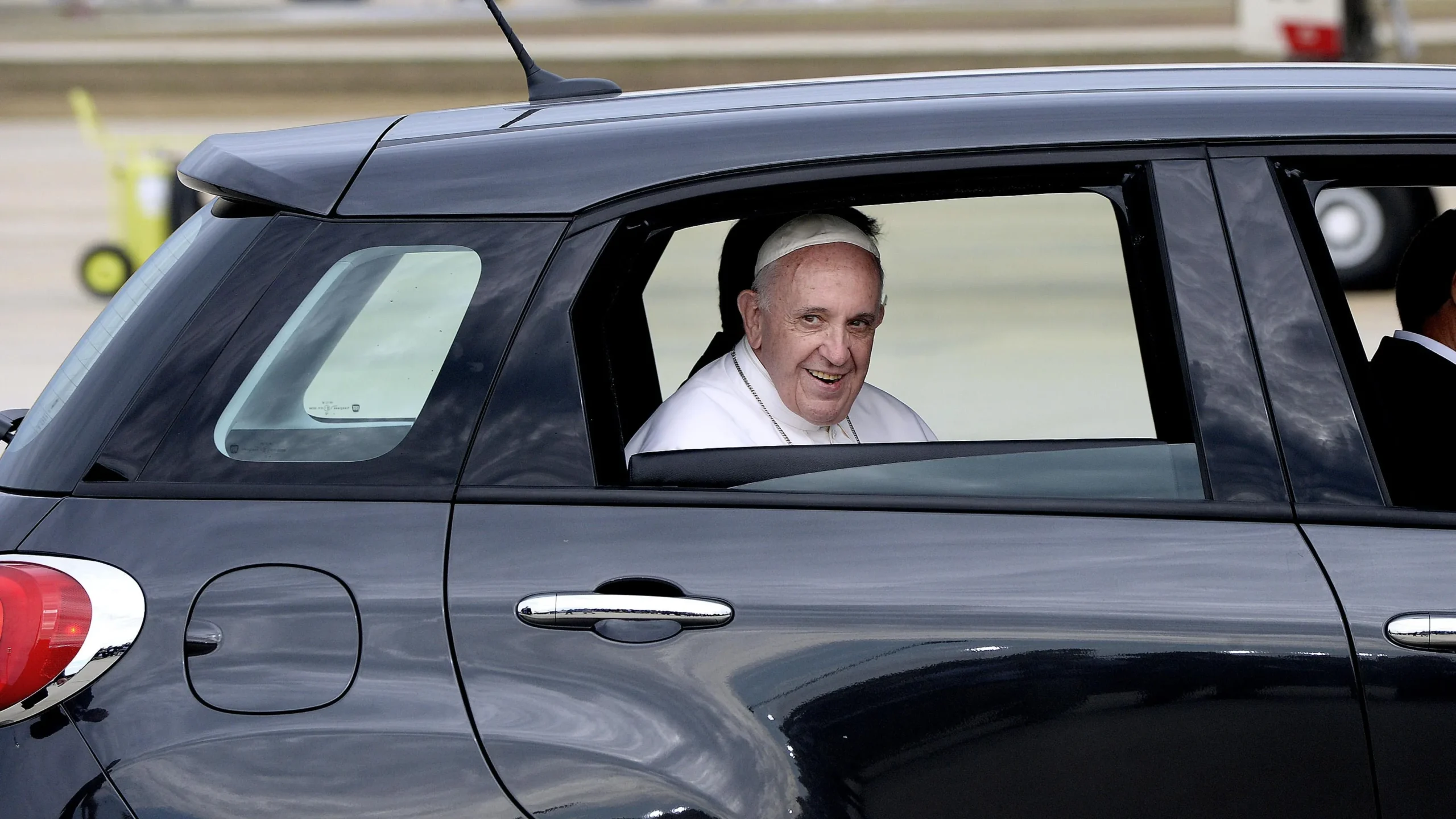papa francisco no fiat 500