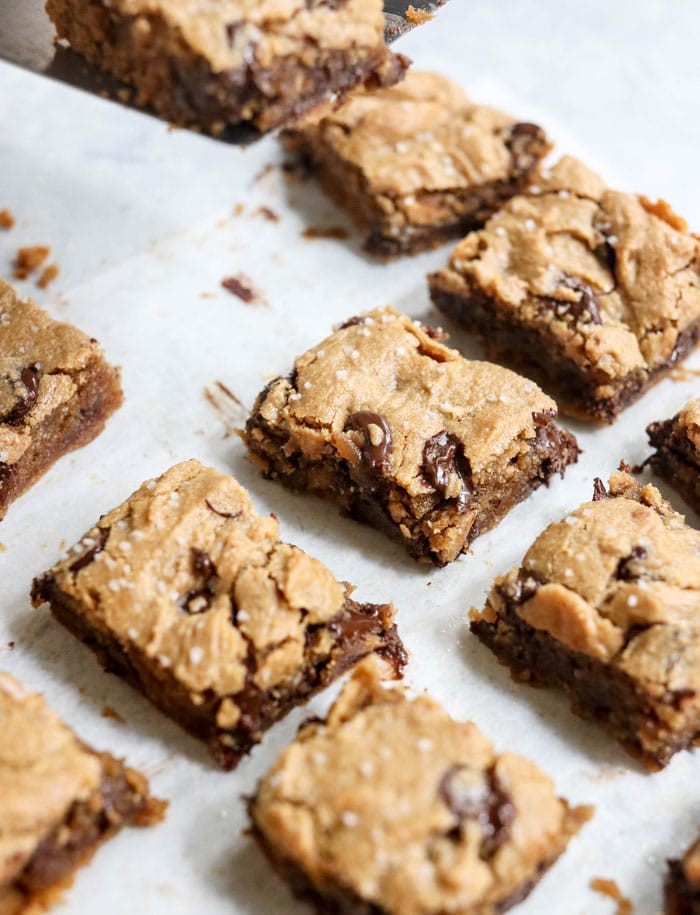 brownies de manteiga de amendoim com flor de sal