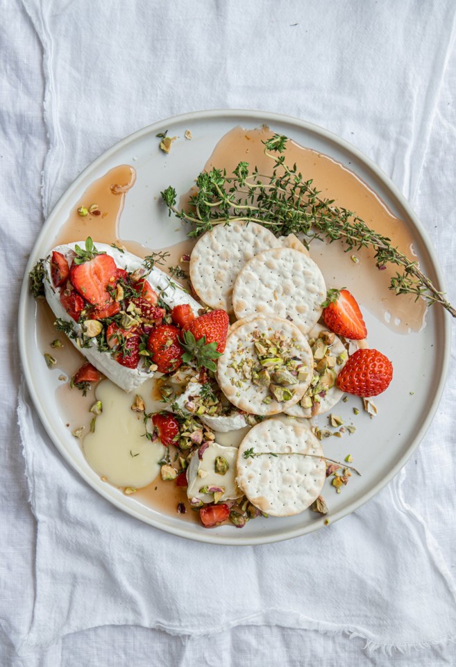 queijo no forno com mel e morangos