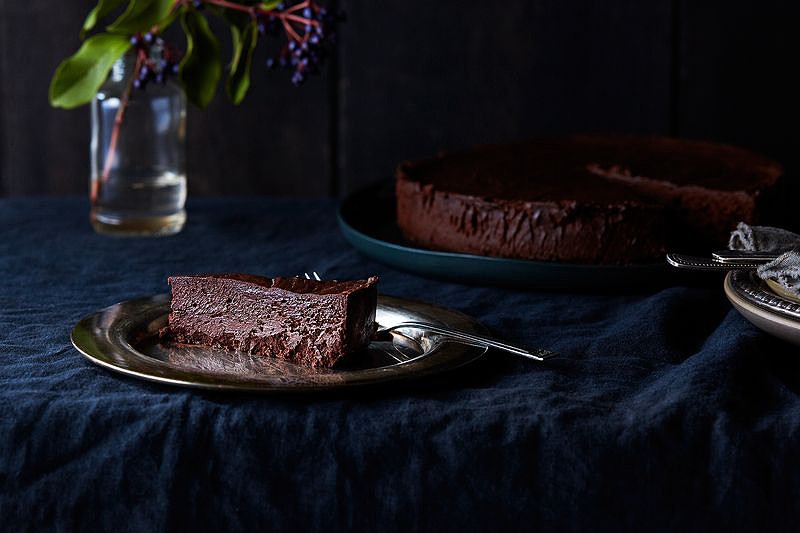 bolo de trufa de chocolate que só leva 3 ingredientes e 15 minutos no forno