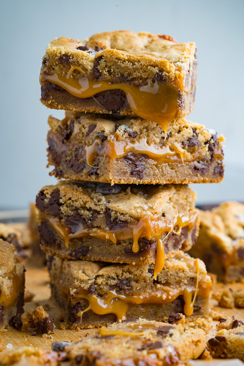 quadrados de chocolate com recheio de caramelo salgado