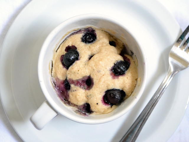 muffin de mirtilos na caneca